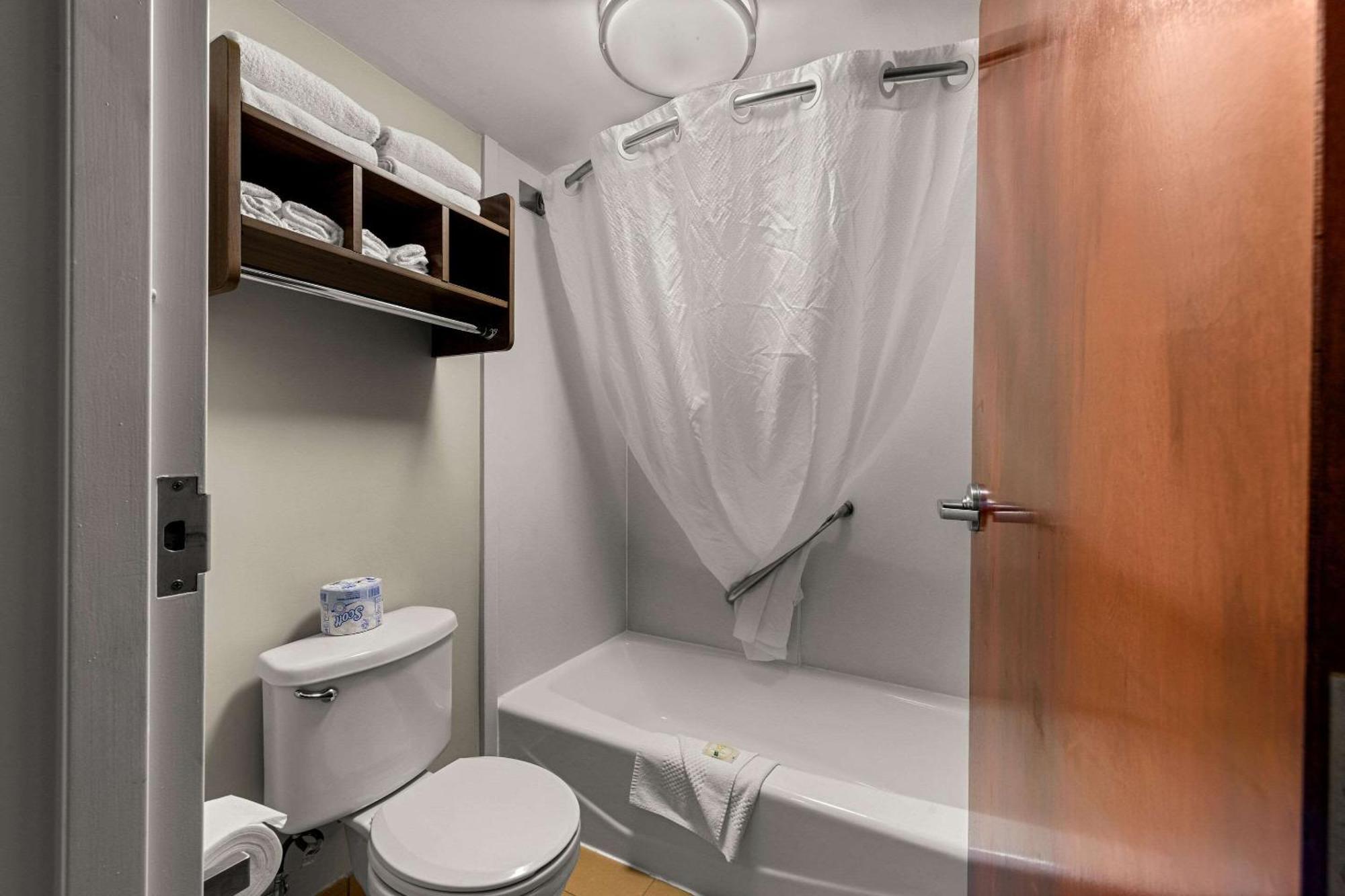Quality & - Charlotte Hotel 3*